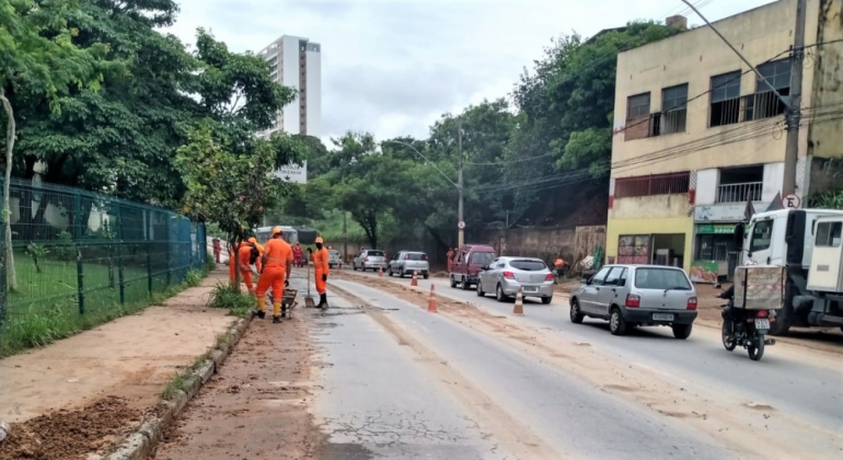 Limpeza pós-chuvas registra mais de 130 toneladas de resíduos Equipe da SLU limpando a rua após as chuvas
