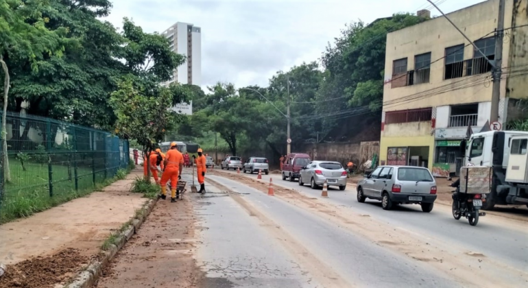 Equipe da SLU limpando a rua após as chuvas