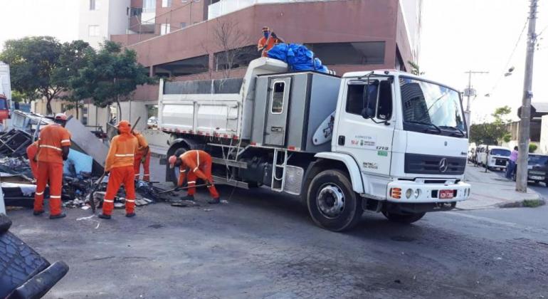 Garis da SLU recolhem resíduos em rua de Belo Horizonte 