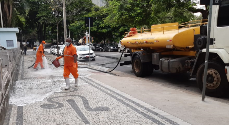 Higienização da cidade busca combater a proliferação do Coronavírus Garis da SLU fazendo a desinfecção de locais na cidade