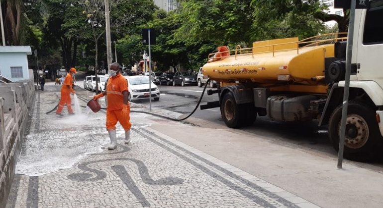 Garis da SLU fazendo a desinfecção de locais na cidade 