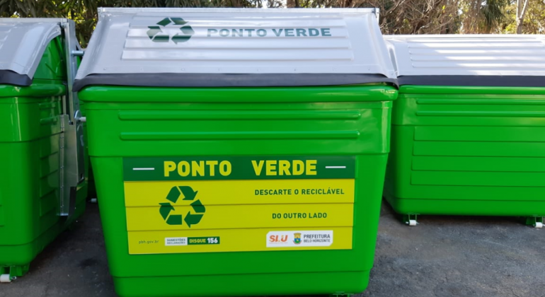 A coleta seletiva ponto a ponto de BH passará por uma mudança com a substituição dos atuais Locais de Entrega Voluntária pelos Pontos Verdes. Foto: Divulgação PBH Contêiner verde, escrito "Ponto verde" em amarelo, com tampa cinza clara, em local aberto, durante o dia.
