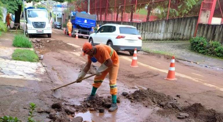 Gari da SLU recolhe resíduos de chuva em rua de Belo Horizonte