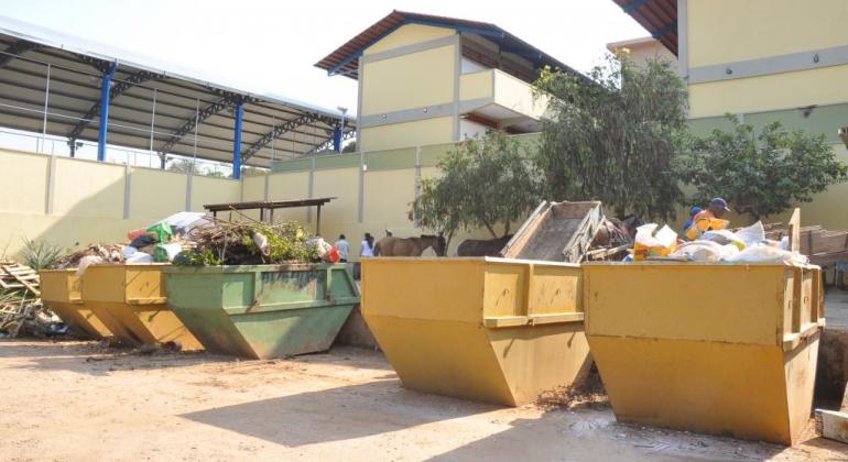 Prefeitura amplia funcionamento das URPVs Imagem de caçambas alinhadas em um pátio