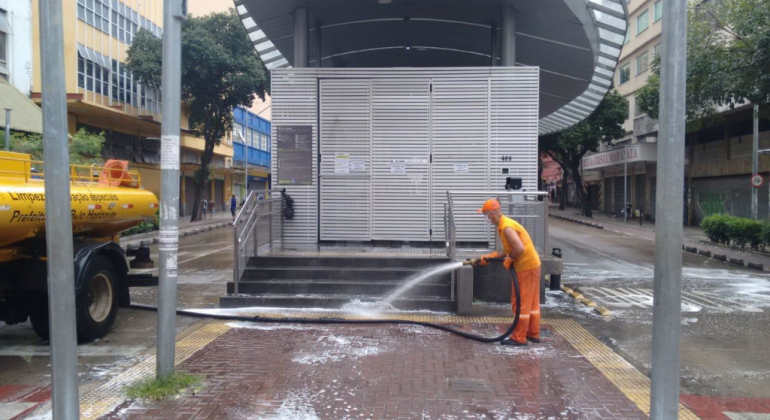 Gari fazendo a desinfecção de pontos da cidade