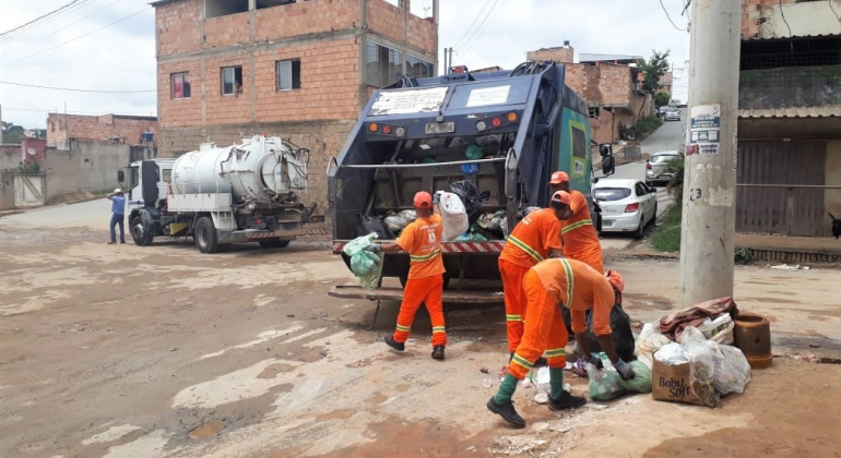 Comunidade Dandara passa a contar com coleta domiciliar de resíduos Imagem da equipe da SLU