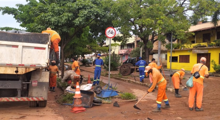 Prefeitura realiza limpeza de vias após chuvas que atingiram a cidade Funcionários da SLU limpando via após chuvas que atingiram a capital na última sexta-feira