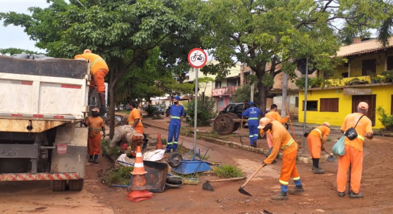 Funcionários da SLU limpando via após chuvas que atingiram a capital na última sexta-feira