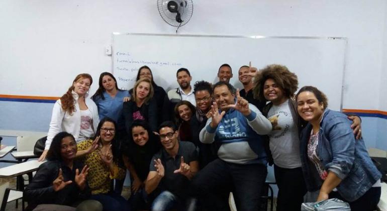 Cerca de quinze integrantes da turma de curso de Libras - Língua Brasileira de Sinais - em sala de aula 