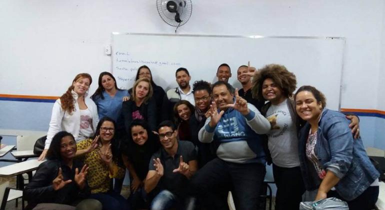 Curso de Libras facilita o atendimento dos usuários em Venda Nova. Foto: Divulgação/PBH Cerca de quinze integrantes da turma de curso de Libras - Língua Brasileira de Sinais - em sala de aula