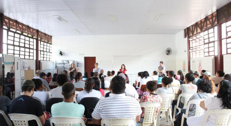 Prefeitura de Belo Horizonte oferta cursos de gastronomia mineira e agroecologia. Foto: Débora de Oliveira/PBH Dezenas de pessoas assistindo aula