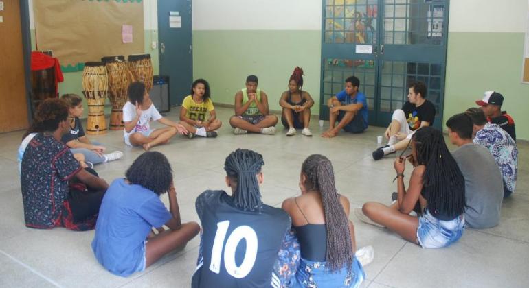 Projeto da Prefeitura de Belo Horizonte incentiva os jovens a serem protagonistas da sua própria história por meio da arte e cultura. Foto: Clarice Pinheiro Cunha Treze jovens em círculo em um dos Centros de Referência de Assistência Social (CRAS) da região Nordeste.