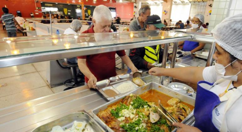 Homem é servido em restaurante popular