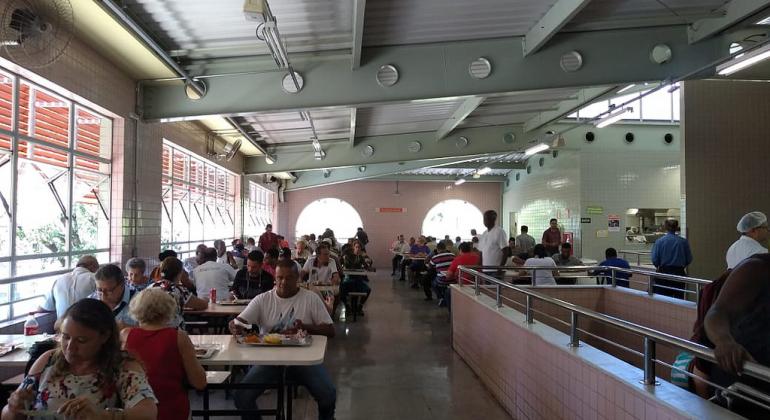 Pessoas almoçando no restaurante popular