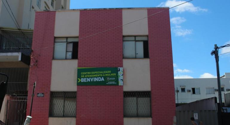 Fachada do prédio do Centro Especializado de Atendimento à Mulher – Benvinda, durante o dia. 