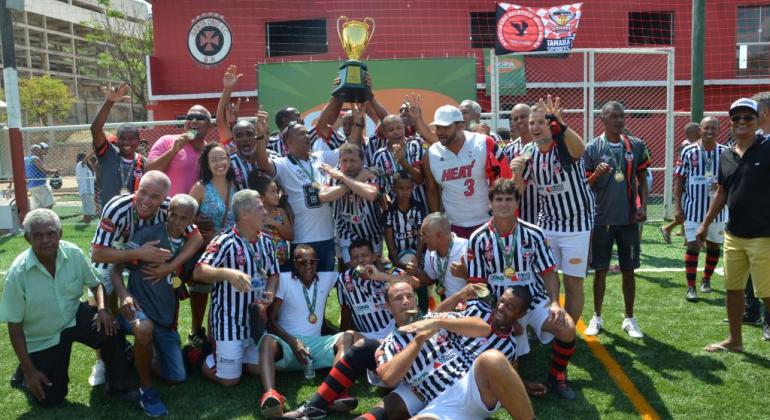 Onze jogadores do Cachoeirinha, campeão da categoria master da Copa Centenário de Futebol Amador Wadson Lima 2019, erguem a taça, comemorando com equipe técnica e amigos, durante o dia. 