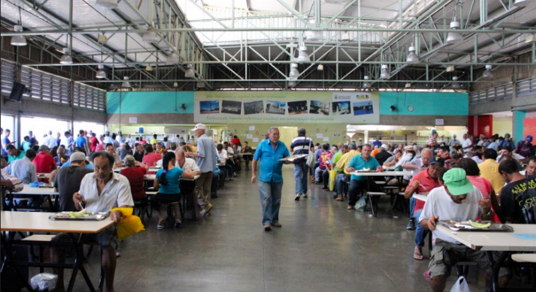 Para melhorar o atendimento, o Restaurante Popular I – Herbert de Souza estará fechado para obras de manutenção a partir do dia 10/8. Foto: Debora Oliveira Interior do Restaurante Popular da Rodoviária, com mais de 60 pessoas almoçando, durante o dia.