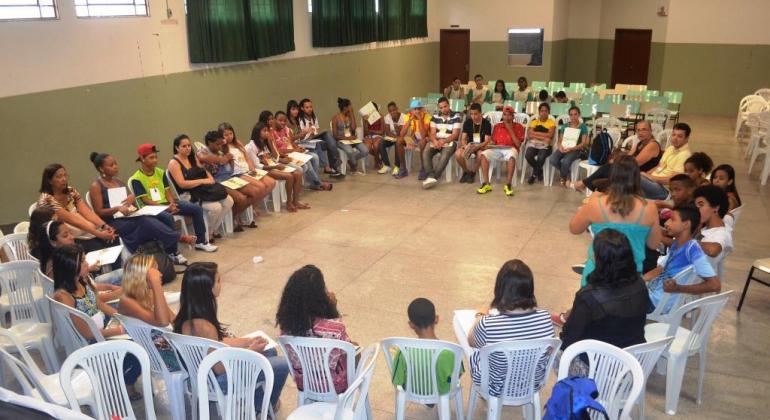 Grupo de adolescentes em uma roda de debates