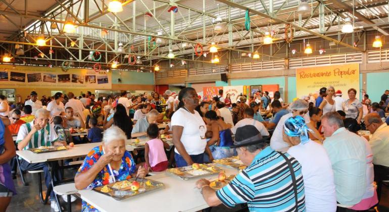 Prefeitura serve 4,5 mil refeições no Almoço de Natal do Restaurante Popular