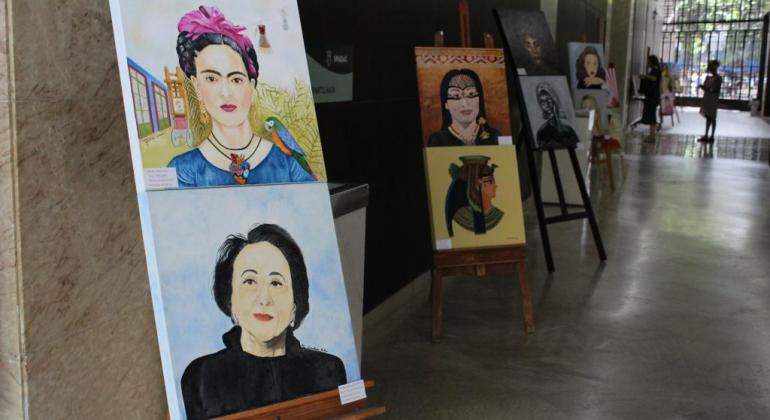 Mais de quatro quadros com mulheres famosas, como Fernanda Montenegro e Frida Karlo, em exposição. 