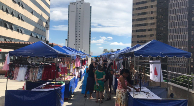 Prefeitura de Belo Horizonte e Tribunal de Justiça inauguram, na segunda, dia 6/5, às 11h15, a Feira de Artesanato, Alimentação e Confecção. Foto: Stênio Lima/PBH Mais de oito barracas enfileiradas com prédios ao lado, durante o dia