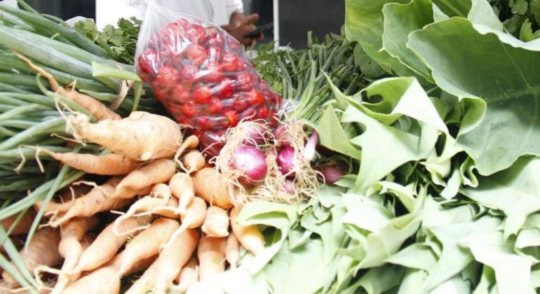 PBH inclui opções vegetarianas na merenda escolar e nos restaurantes populares Alimentos vegetarianos sobre uma bancada