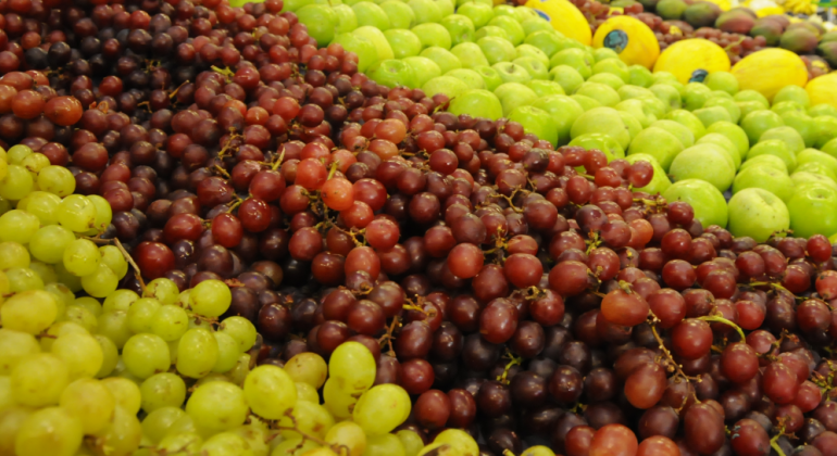 Banca com uvas, goiaba e melão. 