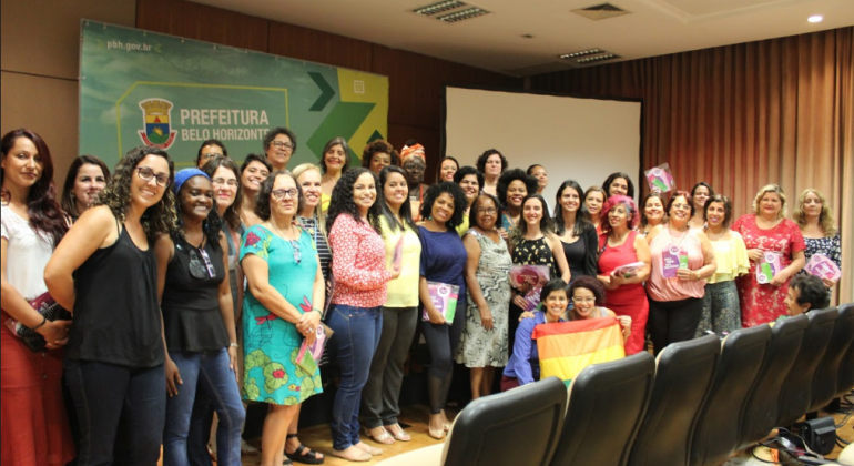 Cerca de cinquenta mulheres posam para foto na Prefeitura de Belo Horizonte
