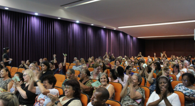 A PBH e o Conselho Municipal dos Direitos das Mulheres chegam à fase final de construção do primeiro Plano Municipal de Equidade de Gênero. Foto: Stênio Lima/PBH Mais se sessenta mulheres sentadas na sala JK, na Prefeitura Municipal de Belo Horizonte.