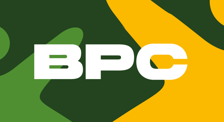 Sob fundo verde claro, verde escuro e laranja, os dizeres "BPC"