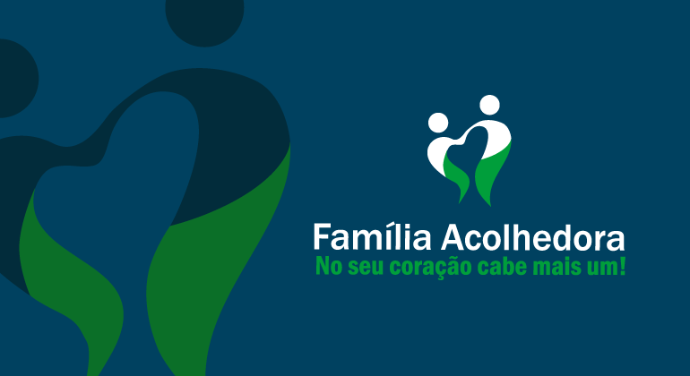 Logo com criança e adulto de mãos dadas formando um coração nas cores azul e verde, à esquerda, e centralizado, nas cores branco e verde. Abaixo, os dizeres "Família Acolhedora - no seu coração caba mais um!"