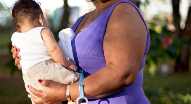 Prefeitura institui o Programa Família Extensa Guardiã Mulher segurando bebê