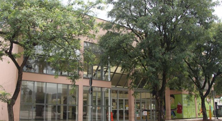 “Consultório de Rua” discute cuidados com usuários de álcool e drogas Fachada do Centro de Referência da Juventude
