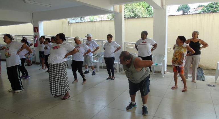 Centro de Referência de Assistência Social oferece espaço de convivência e fortalecimento de vínculos para famílias do bairro Lagoa. Foto: Thainá Caroline/PBH Dez idosos fazem ginástica no CRAS Lagoa.