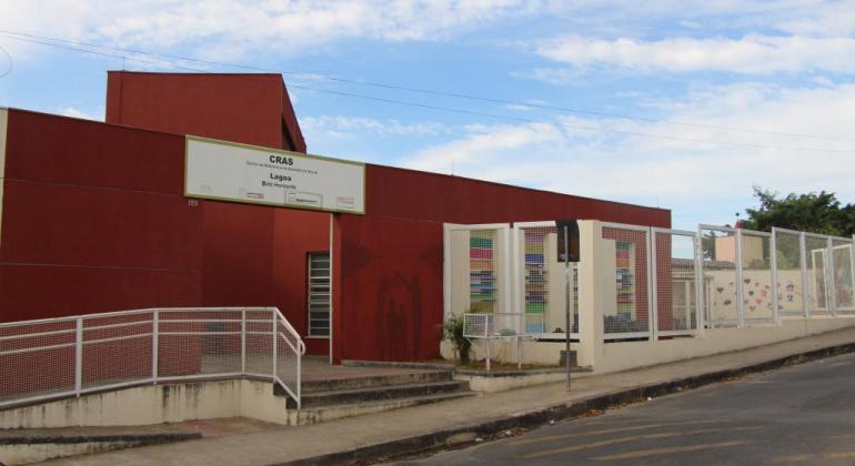 Unidades do Sistema Único de Assistência Social mantém atendimento presencial Fachada da unidade do CRAS