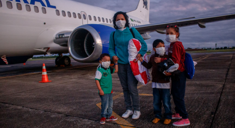 Servidores participam de capacitação para atendimento a refugiados e migrantes Imagem de uma família reunida