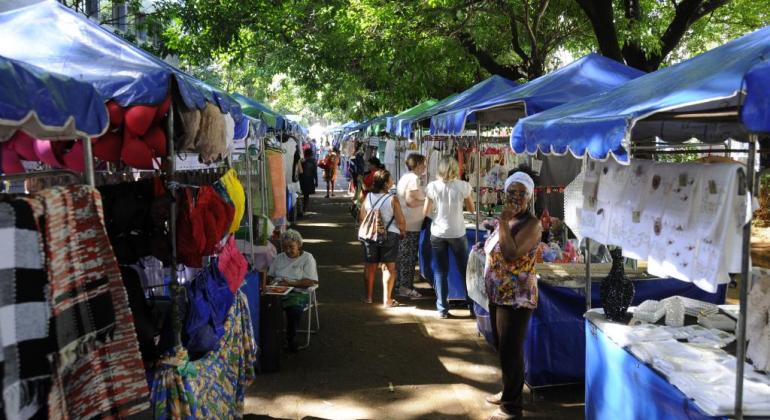 Imagem da feira de artesanato da avenida Silva Lobo