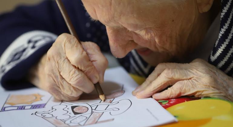 Movimento Gentileza retoma projeto que leva entretenimento a idosos Idosa colorindo