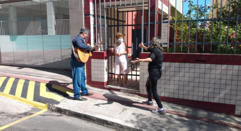 Prefeitura leva música em casa para pessoas idosas Imagem da equipe do Centro de Referência da Pessoa Idosa (CRPI) levando música aos idosos