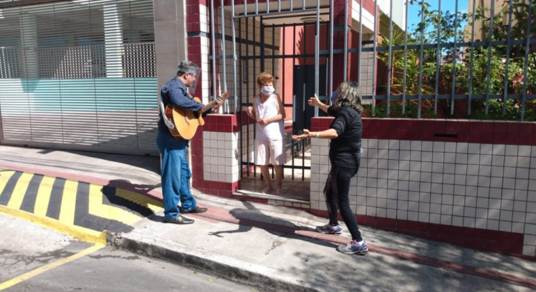 Imagem da equipe do Centro de Referência da Pessoa Idosa (CRPI) levando música aos idosos