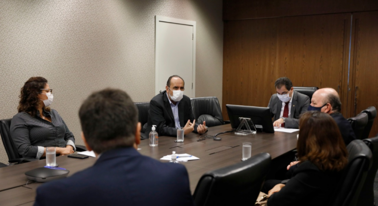 PBH continua atendimento a pessoas em situação de rua durante a pandemia Prefeito Alexandre Kalil e o presidente do Tribunal de Justiça, Gilson Soares Lemes, com a participação de representantes do governo estadual e municipal.
