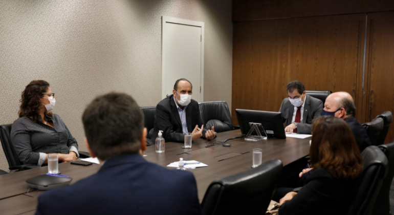 Prefeito Alexandre Kalil e o presidente do Tribunal de Justiça, Gilson Soares Lemes, com a participação de representantes do governo estadual e municipal.