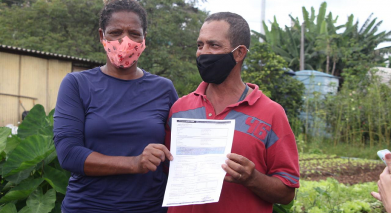 BH tem primeiro agricultor urbano com registro no Ministério da Agricultura Imagem de duas pessoas segurando um papel