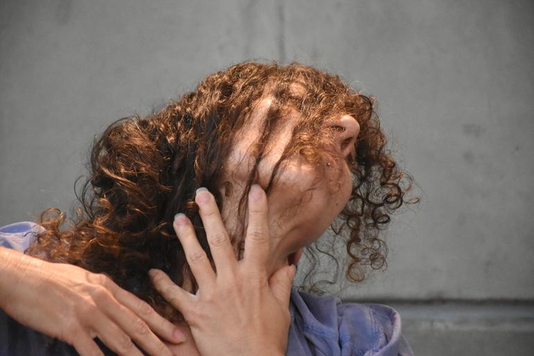 Espetáculo inspirado em ficção científica feminina integra o “Terça da Dança” Mulher com o rosto coberto pelo cabelo ruivo levemente inclinado para trás com as mão apoiadas no pescoço e colo.