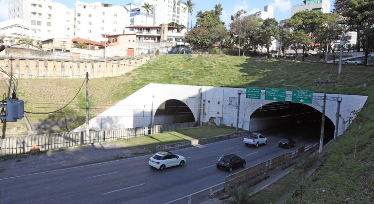 Prefeitura inicia manutenção rotineira nos túneis do Complexo da Lagoinha Imagens da entrada dos túneis do Complexo da Lagoinha