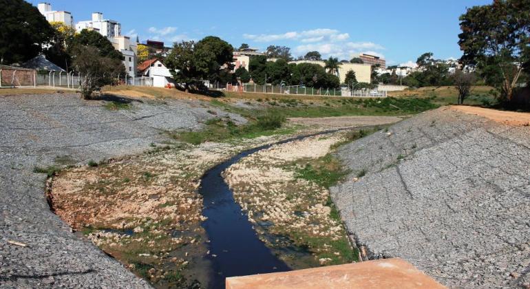Córrego com obras de prevenção de enchentes, na Pampulha, durante o dia. 
