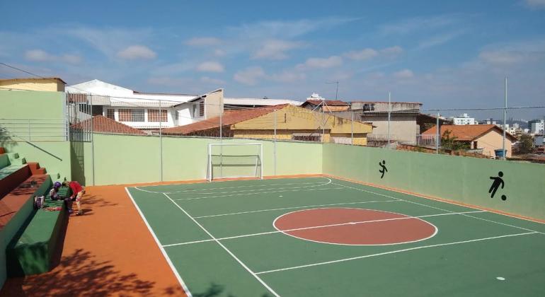 Quadras niveladas, iluminação adequada e colocação de alambrado são algumas das melhorias executadas pela PBH via Sudecap. Foto: Divulgação PBH Quadra reformada do bairro Floramar, durante o dia.