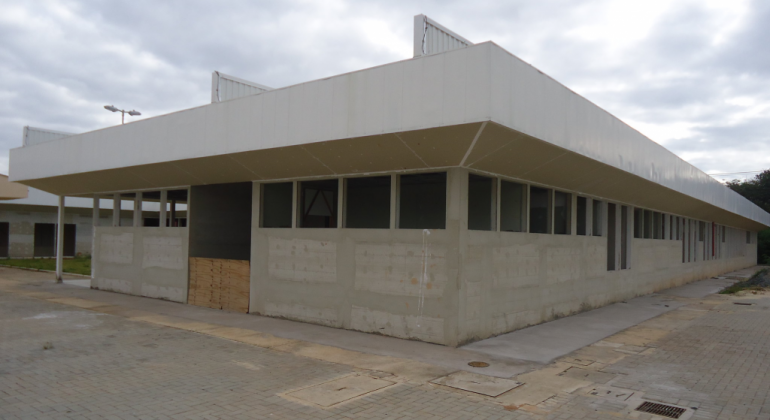 Fachada do Centro de Saúde Aarão Reis, que está sendo construído, durante o dia. 