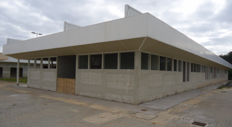 Foto: Divulgação PBH Fachada do Centro de Saúde Aarão Reis, que está sendo construído, durante o dia.