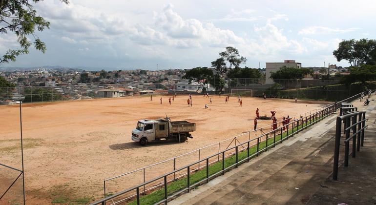 Parque Telê Santana em obras, com funcionários e caminhão, durante o dia. 